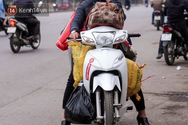 Chùm ảnh: Người dân lỉnh kỉnh đồ đạc tranh thủ quay lại Thủ đô sớm để nghỉ ngơi trước khi quay lại với guồng quay công việc